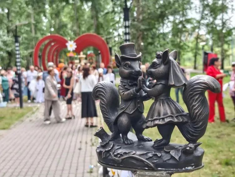 «Белки-молодожены»: новая скульптура для молодых пар появилась в сквере
