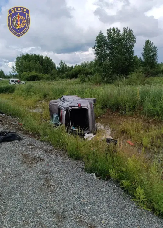 Пожарные спасли водителей, оказавшихся в ловушке после аварии