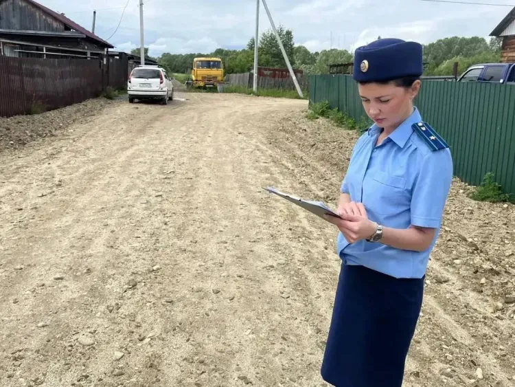 Опасный участок, где мальчик увяз в грязи по пояс, привели в порядок
