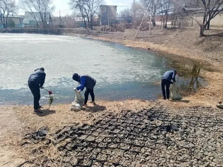 Берега более 80 водоемов очистили волонтеры в Амурской области