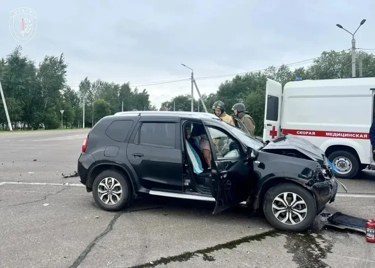 Спасатели выносили пострадавшего через разбитое стекло: подробности ДТП с двумя авто