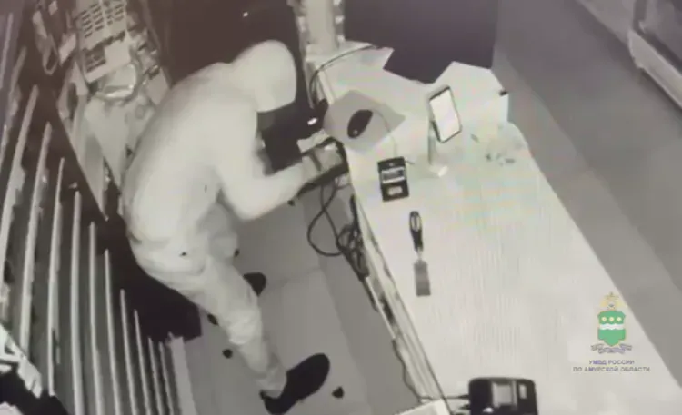 Один выносил деньги, второй следил: подозреваемых в серии краж задержали в Благовещенске