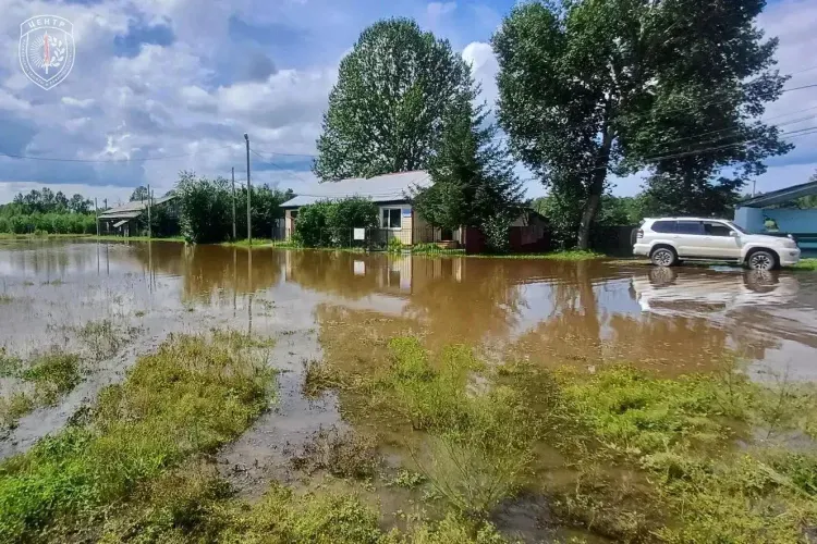 Вода зашла в село: река в Приамурье продолжает стремительно прибывать