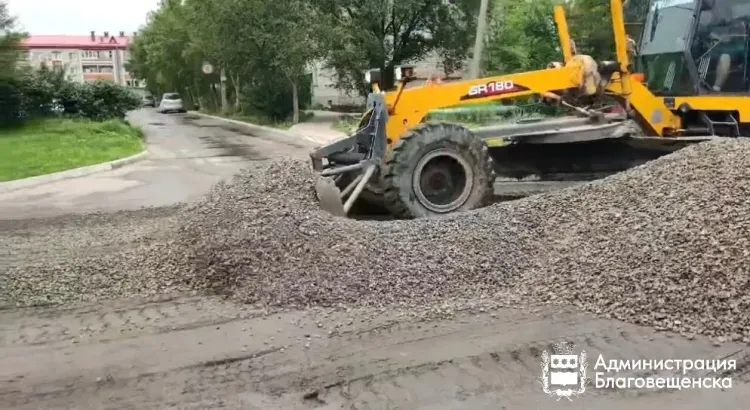 Коммунальщики вывели грейдеры на усиленный режим работы после дождей