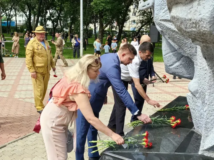 Минута молчания и ружейные залпы: память воинов-десантников почтили в Благовещенске