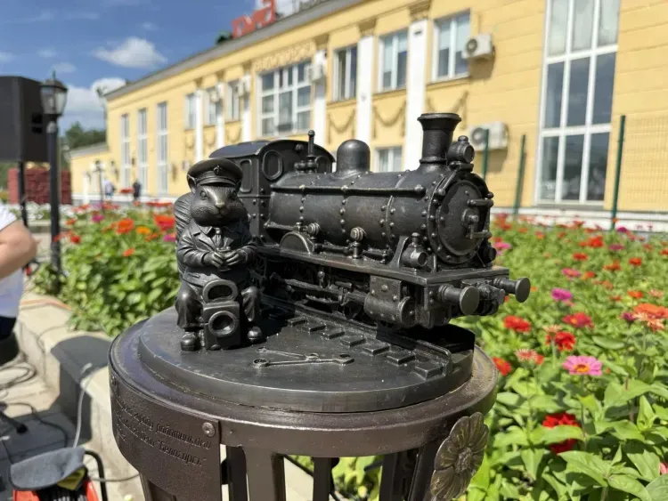 Скульптуру белки установили на вокзале Белогорска в День железнодорожника