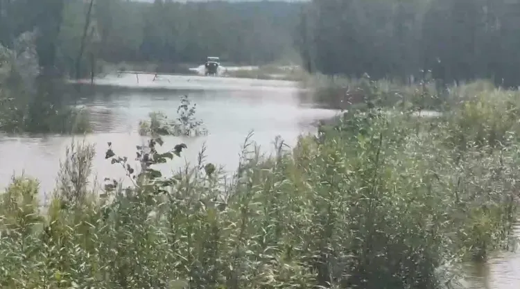 Вода вышла на дороги Тындинского округа: проезд закрыт