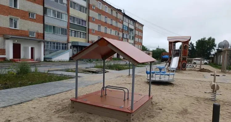 Современное пространство создают во дворе дома в Райчихинске