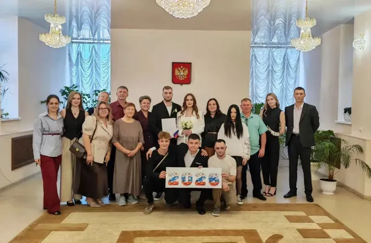 В День Государственного флага 68 пар заключили брак в Приамурье