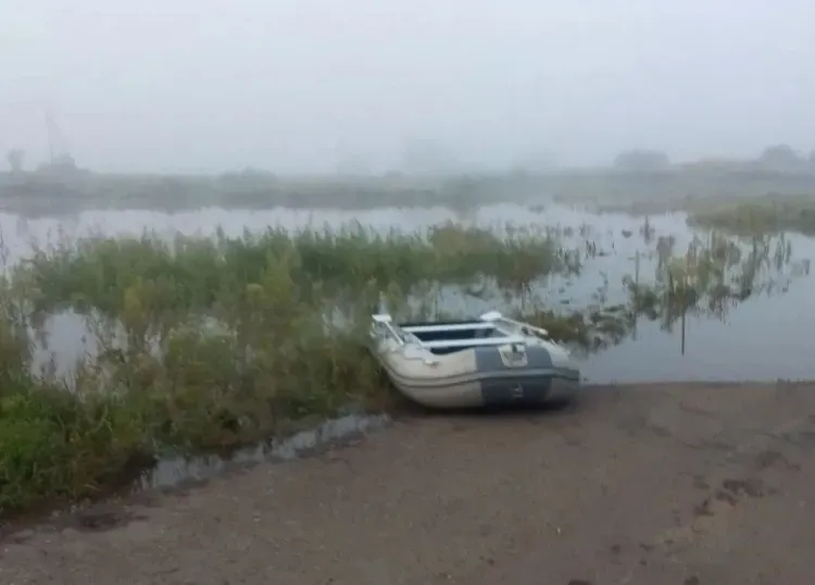 Дорогу затопило в амурском селе, жителей перевозят на лодках