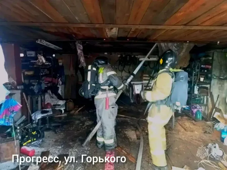 Пожарные МЧС потушили строительные леса в Благовещенске