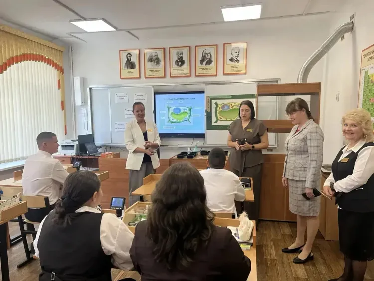 В школе для детей с нарушениями слуха побывала глава Минобрнауки Приамурья