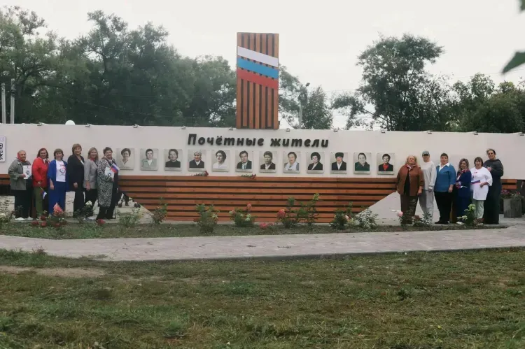 Праздничное шествие и открытие стеллы: амурчане создали памятник односельчанам-труженикам в рамках гранта губернатора Приамурья