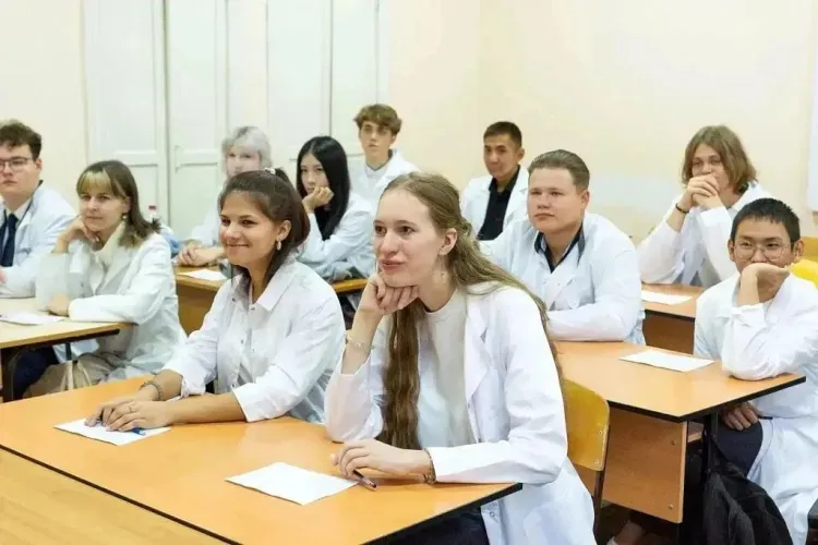 Медиков станет больше в больницах Амурской области