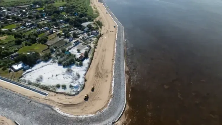 Дамбу достроят досрочно в Приамурье: сооружение уже защитило село от паводка