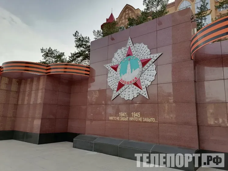 Сотни школьников закружились в Вальсе Победы в Благовещенске