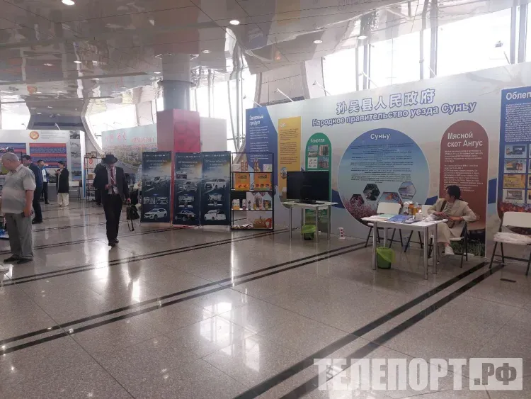 Портрет Путина представлен в китайской части экспозиции форума "АмурЭкспо"