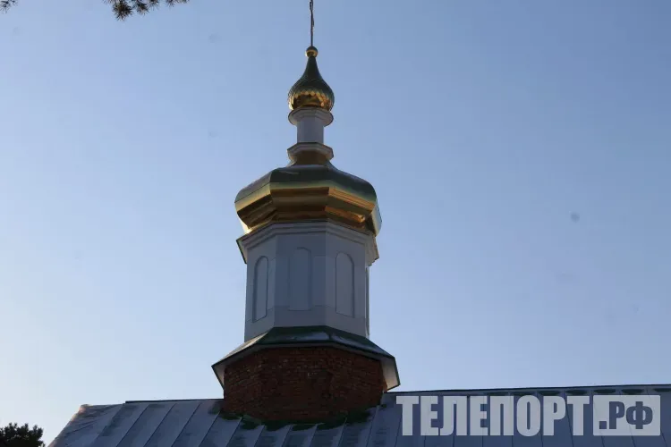 Молиться перед "Троицей" о Путине и помощи Отечеству призвали россиян