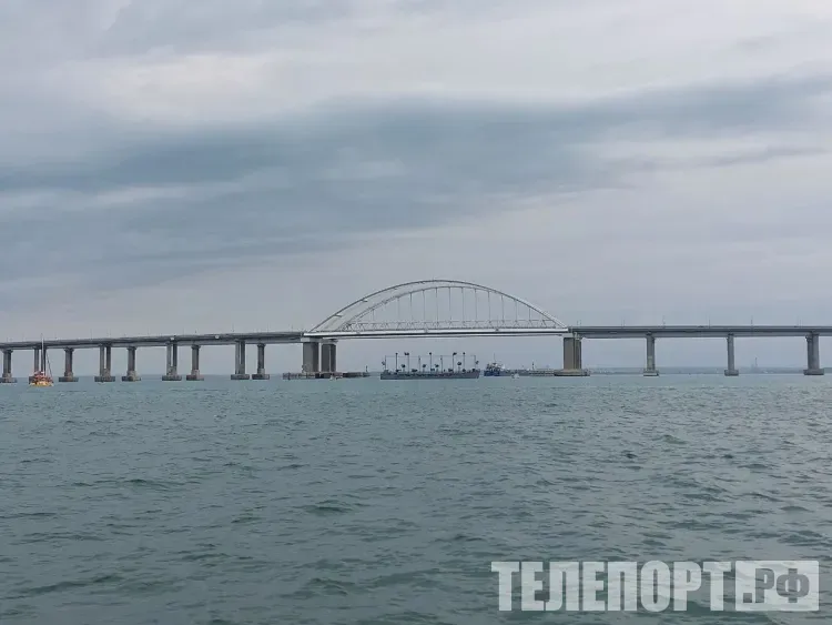 Движение автомобилей по Крымскому мосту запустили по одной полосе