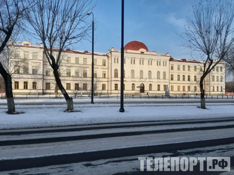 Мебель исторического образца появится в Алексеевской гимназии Благовещенска