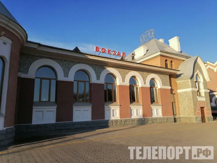 Пассажир не смог попасть в автобус из-за легковушки, припаркованной на вокзале Благовещенска