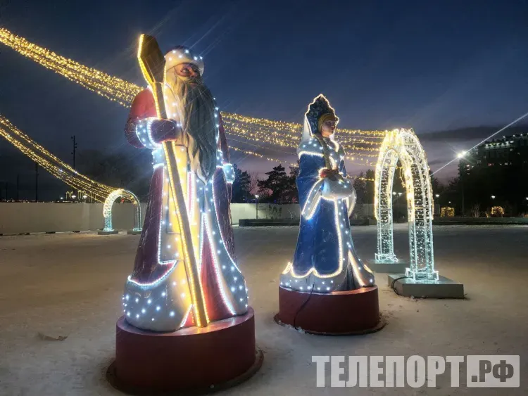 Прогулки у елки: вечерний вид новогодней площади Благовещенска