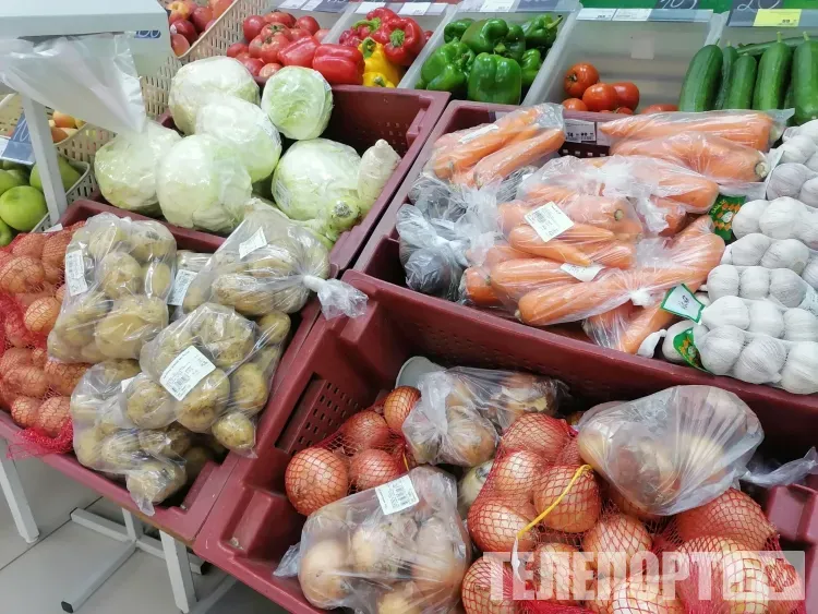 Первые в новом году овощи и фрукты прибыли в Амурскую область из Китая 