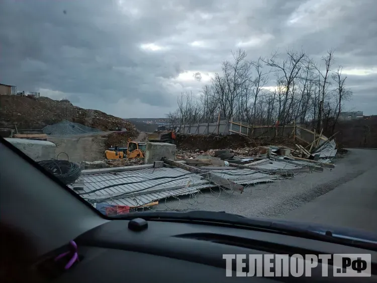 Сильный ветер во Владивостоке сбивает с ног, срывает крыши и сносит заборы