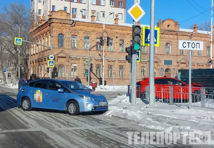 Иномарку отбросило на забор после столкновения с другим авто в Благовещенске