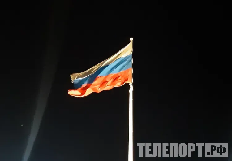 Самый высокий в мире небоскреб подсветили в цвета флага России