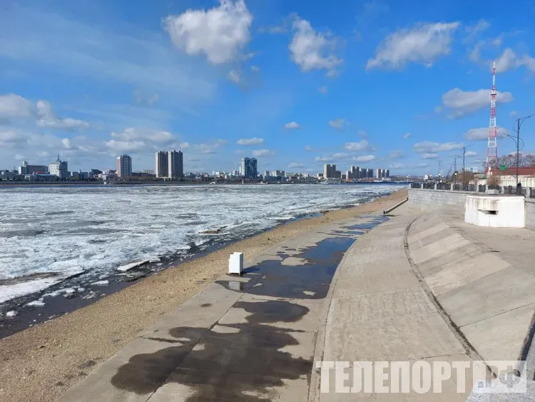 Лед трещит и видна вода: река Амур напротив Благовещенска готовится к ледоходу