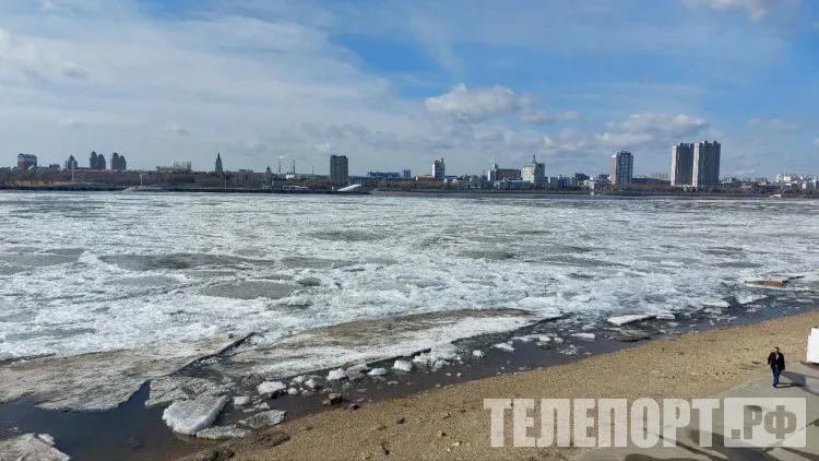 Лед трещит и видна вода: река Амур напротив Благовещенска готовится к ледоходу