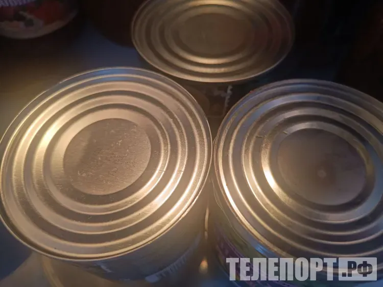 Вздутая банка указывает на признаки ботулизма