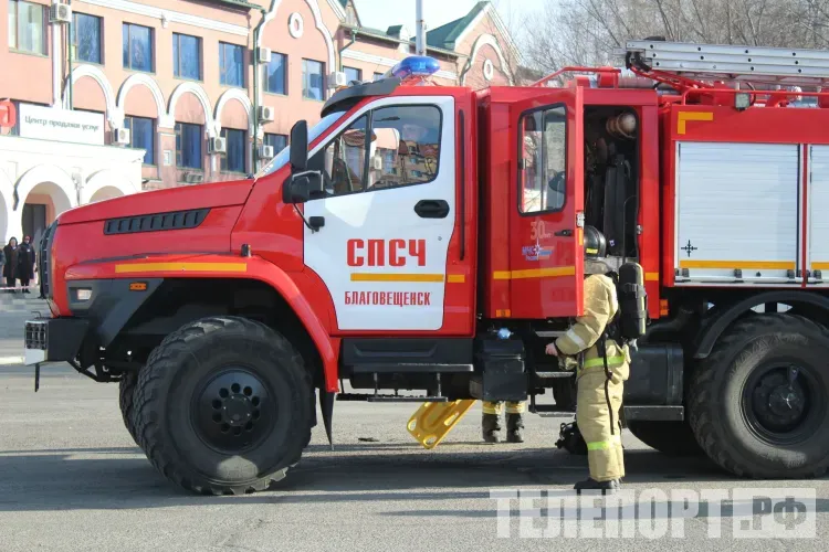 Пожар тушили в двухэтажном доме в Благовещенске