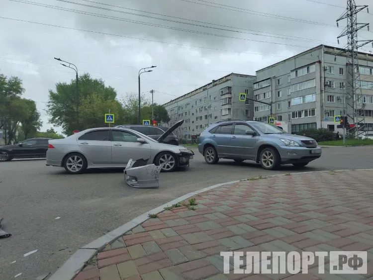 Внедорожник попал в ДТП и вылетел на тротуар в Благовещенске