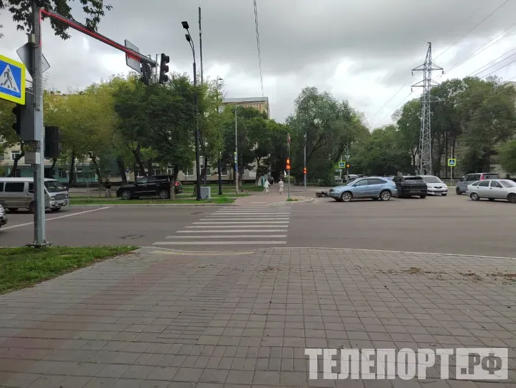 Внедорожник попал в ДТП и вылетел на тротуар в Благовещенске