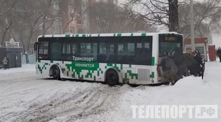 Автобусы выталкивают из сугробов пассажиры в Благовещенске