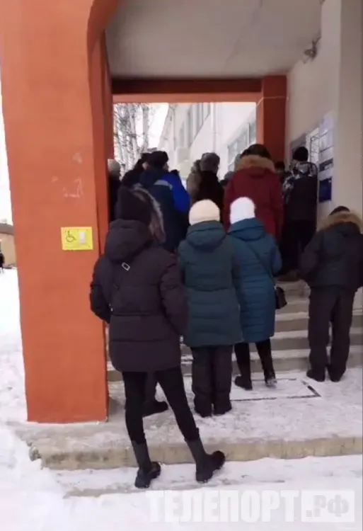 Огромные очереди выстроились возле почтового отделения в Тынде