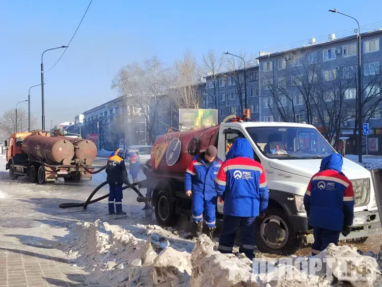 Дорогу и тротуар затопило в районе кладбища в Благовещенске