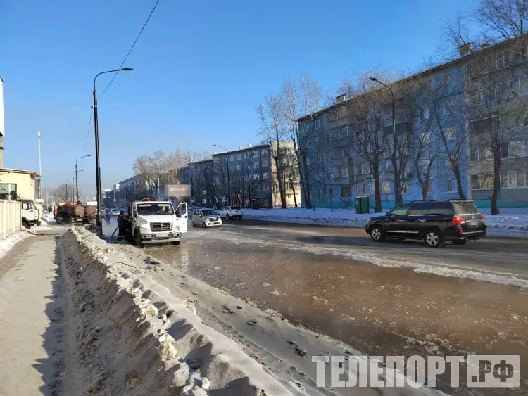 Дорогу и тротуар затопило в районе кладбища в Благовещенске