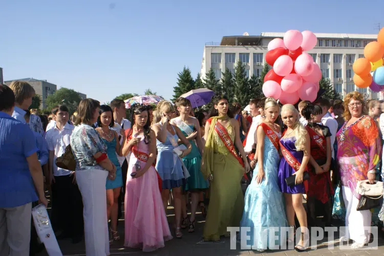 Последний звонок звенит в школах Амурской области для 13 тысяч выпускников