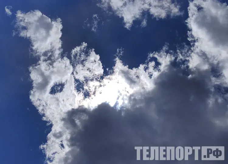 Повышение пенсий, отказ от спама и счета для подростков: новые законы в России с 1 августа