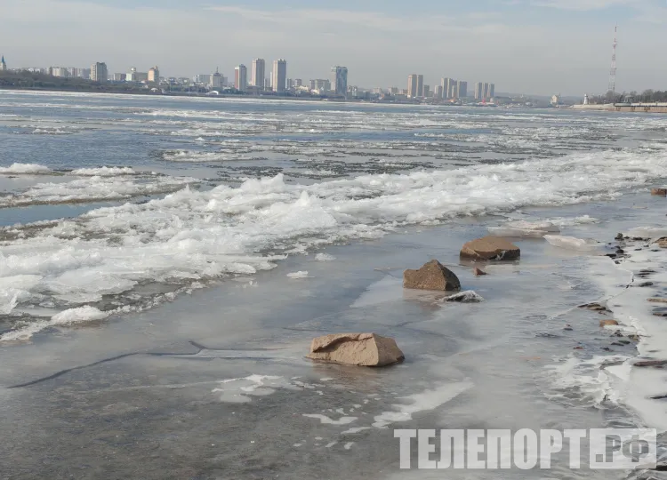 Амур готовится к спячке: ледоход идет по пограничной реке в Амурской области