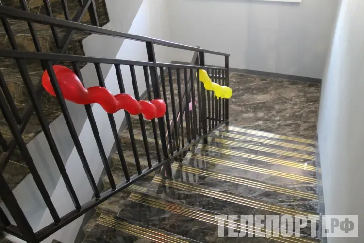 Штраф грозит россиянам за оставленные личные вещи в коридорах подъезда