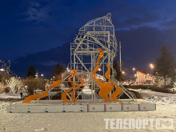 Новогодняя елка красуется на площади Ленина в Благовещенске