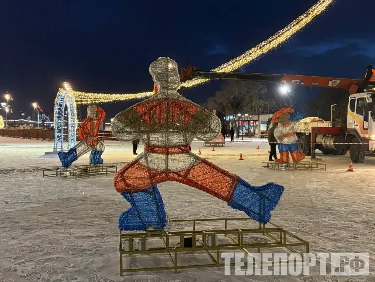 Новогодняя елка красуется на площади Ленина в Благовещенске