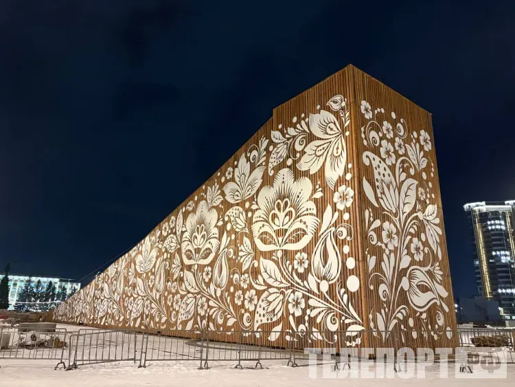 Новогодняя елка красуется на площади Ленина в Благовещенске