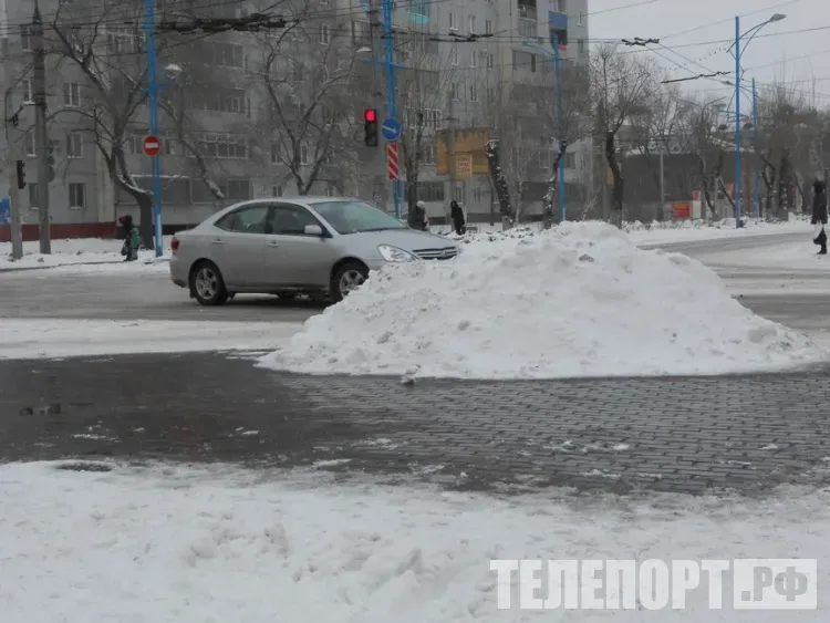 Об опасности падения в гололед с телефоном в руке предупредил травматолог