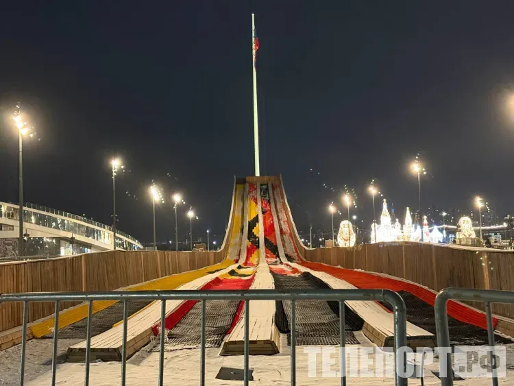 Новогодние украшения и тюбинговую горку уберут в Благовещенске