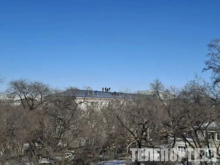 Опасность на высоте: дети забрались на отремонтированную крышу в Благовещенске